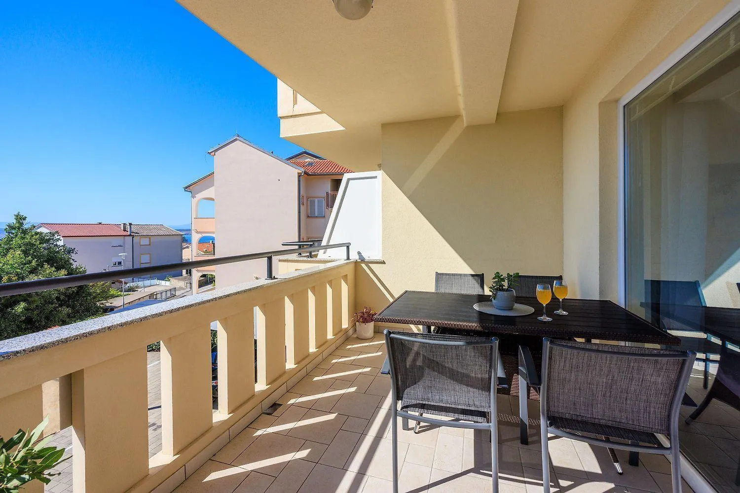 Lichtdurchflutetes Apartment Nur 400 Meter Zum Strand Mit Herrlichem Meerblick Dramalj 0*,  Croatia