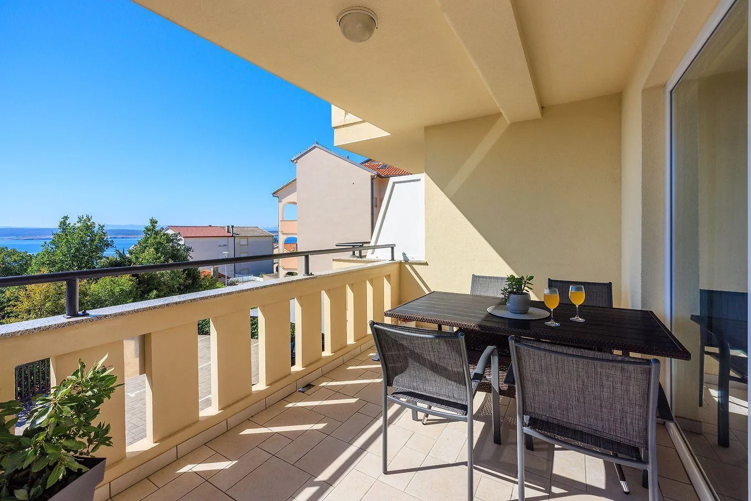 Lichtdurchflutetes Apartment Nur 400 Meter Zum Strand Mit Herrlichem Meerblick Dramalj Croatia